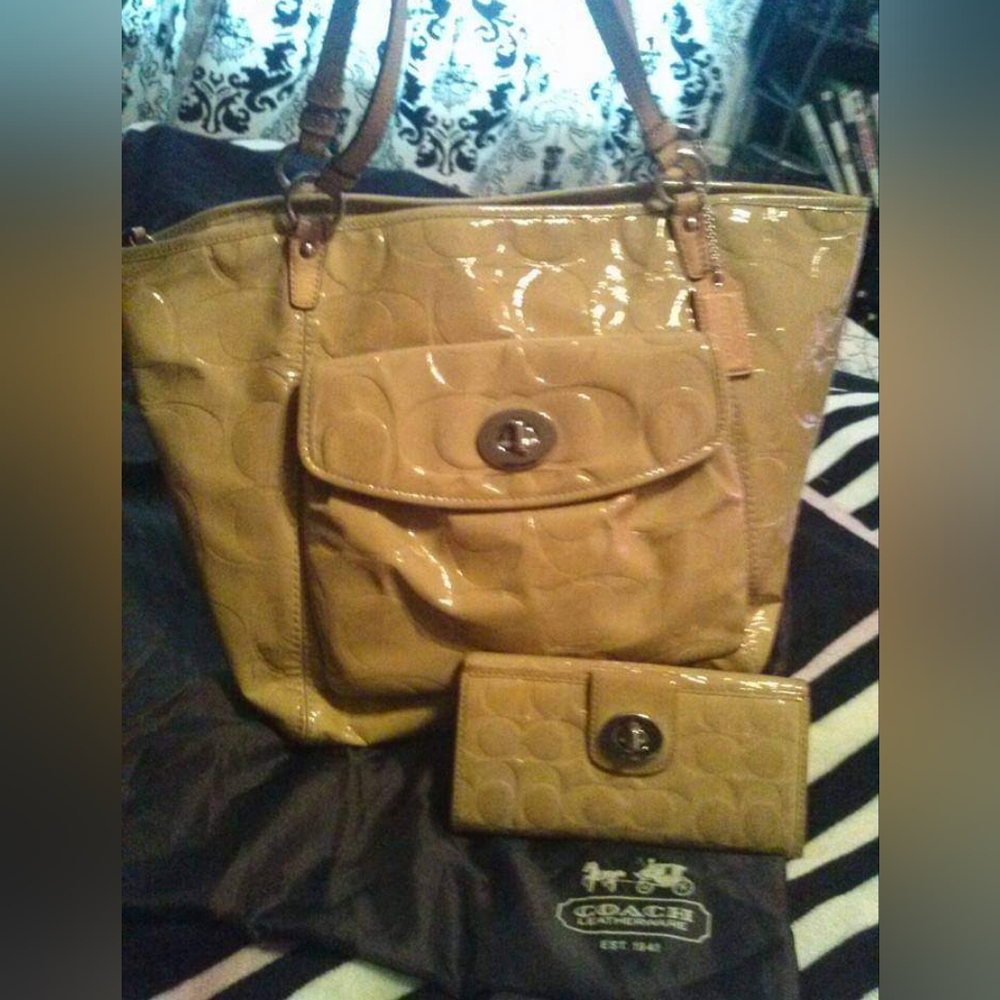 Rare coach Leah collection sleek bag with matching wallet in dust bag